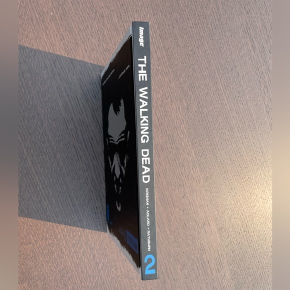 The Walking Dead hardcover graphic novel - Book Two - Picture 4 of 4
